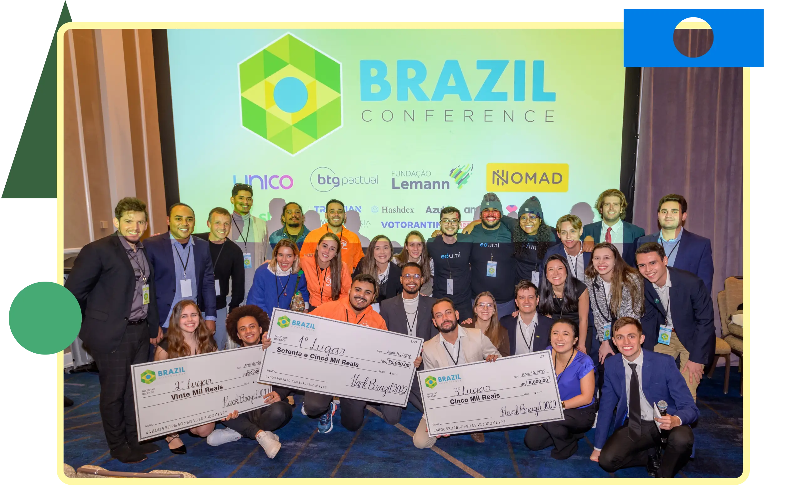 Um grupo de pessoas sorrindo e posando para a foto com um grande cheque nas mãos, celebrando uma conquista.